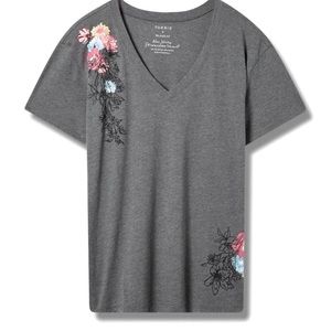 NWT Torrid V-Neck T-Shirt. Size 2 (18/20). Brand New.